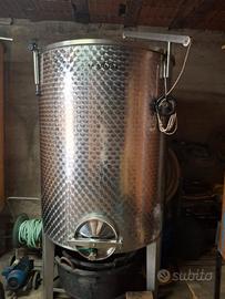 Botti e filtratrice per vino