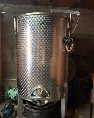 Botti e filtratrice per vino