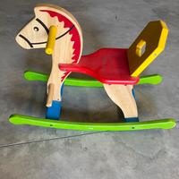 Cavallo a dondolo in legno