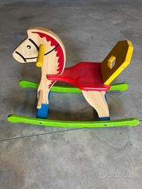 Cavallo a dondolo in legno