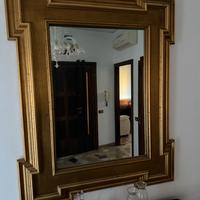 specchio con cornice dorata