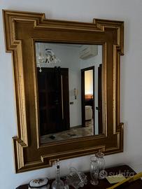 specchio con cornice dorata