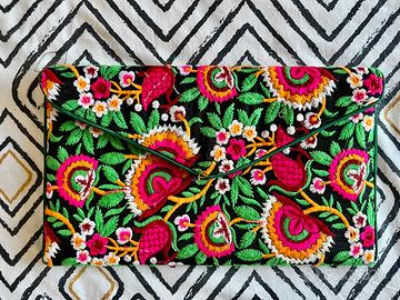 Clutch nera ricamata a fiori