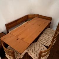 Tavolo in legno con panca e sedie