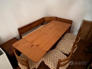 Tavolo in legno con panca e sedie
