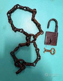 Catenelle manette e lucchetto e chiave carabinieri