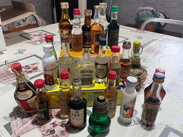collezione di bottigliette di liquore in miniatura