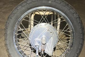 Kawasaki Z400 ruote anteriore e posteriore