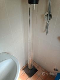 tubo in plexiglas con pesciolini