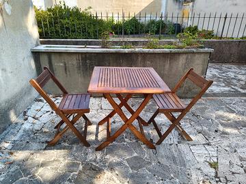 Tavolo con 2 sedie 