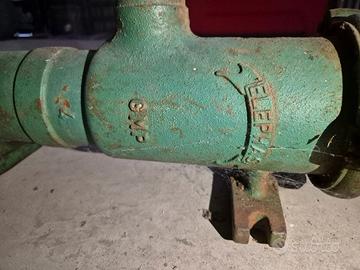 vecchia pompa a mano