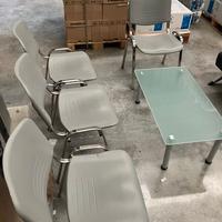 Angolo attesa: divani-sedie-tavolo