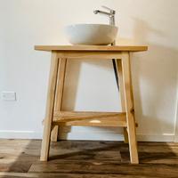 Mobile e top bagno in legno massello su misura