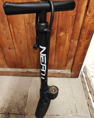 Pompa bici universale a Piede NEATT Composite 24''