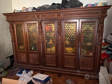 Studio avvocato con tavolo e sedie