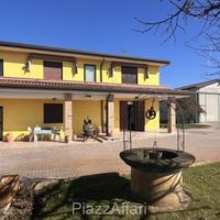 Casa accostata con capannone e terreno agricolo