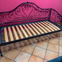 Letto in ferro battuto con cassettone