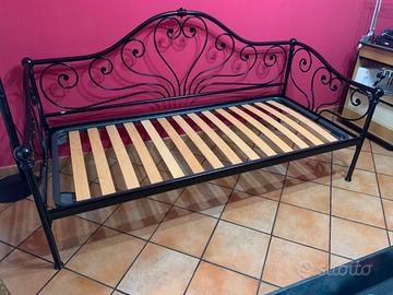 Letto in ferro battuto con cassettone