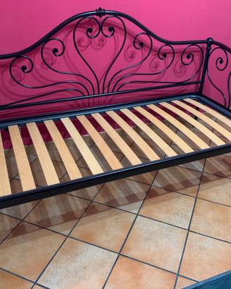 Letto in ferro battuto con cassettone