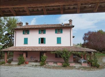 Casale ben ristrutturato+cascina+box cavalli e