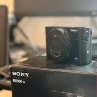 Sony RX100 Mark VII con accessori