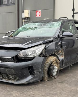 KIA RIO per ricambi usati G4LA