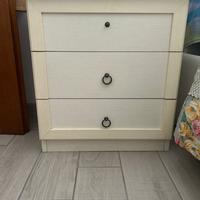 Set di comodini bianchi