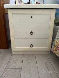 Set di comodini bianchi