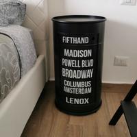 Comodino nero in metallo a forma di bidone