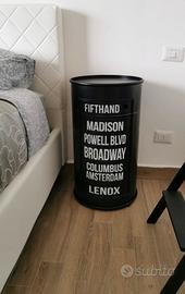 Comodino nero in metallo a forma di bidone