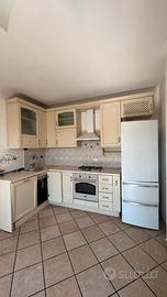 Cucina ad angolo completa di elettrodomestici