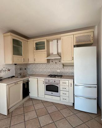 Cucina ad angolo completa di elettrodomestici