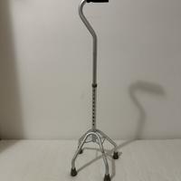 Bastone trepiedi anziano