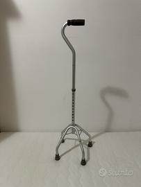 Bastone trepiedi anziano