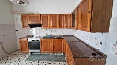 Cucina Angolare in Legno con Top in Granito