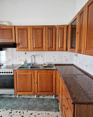 Cucina Angolare in Legno con Top in Granito