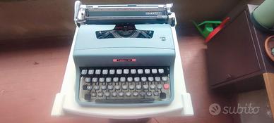 Macchina da scrivere Olivetti mod. Lettera 32