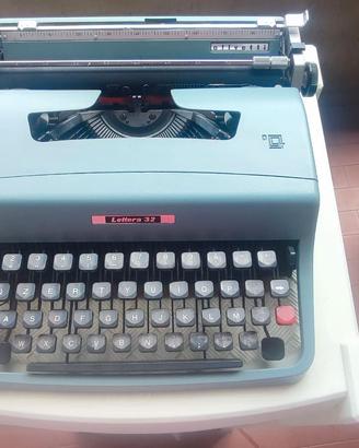 Macchina da scrivere Olivetti mod. Lettera 32