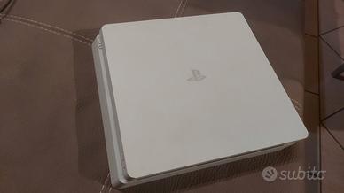 PLAYSTATION 4 SLIM