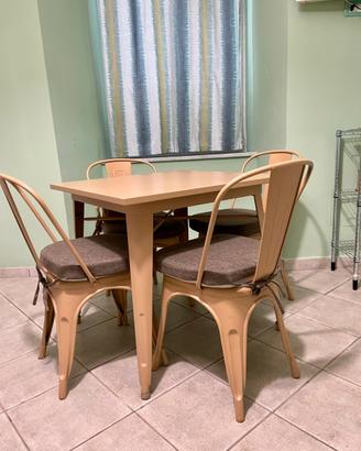 Arredo cucina in metallo: tavolo + 4 sedie