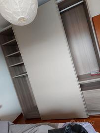 Armadio con ante scorrevoli