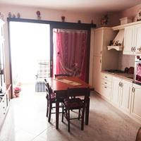 Angolo cottura,parete soggiorno,  divano