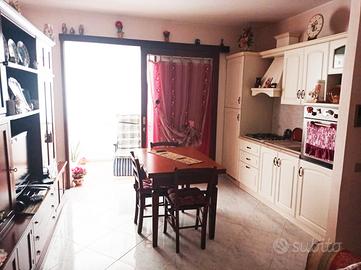 Angolo cottura,parete soggiorno,  divano