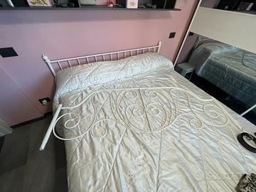 Letto matrimoniale in acciaio e materasso