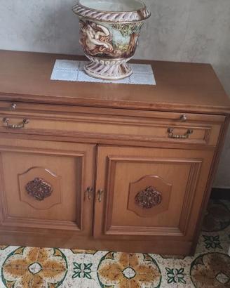 Credenza in legno stile classico con cassetto