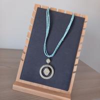 collana, mono orecchino con scatola e nastri