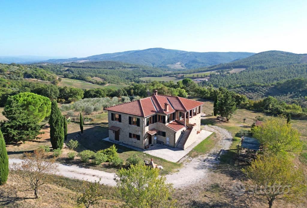 Rustico / Casale di 345 m² con più di 5 locali a M - Altro
