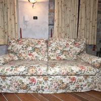 Divano 2 posti in tessuto con fantasia floreale