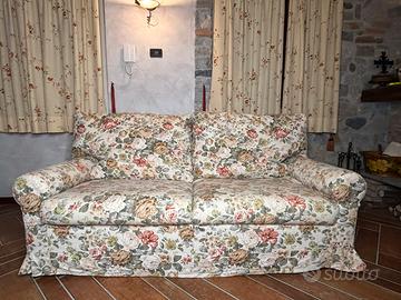 Divano 2 posti in tessuto con fantasia floreale