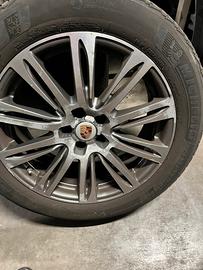 4 cerchi da  19” con pneumatici invernali.